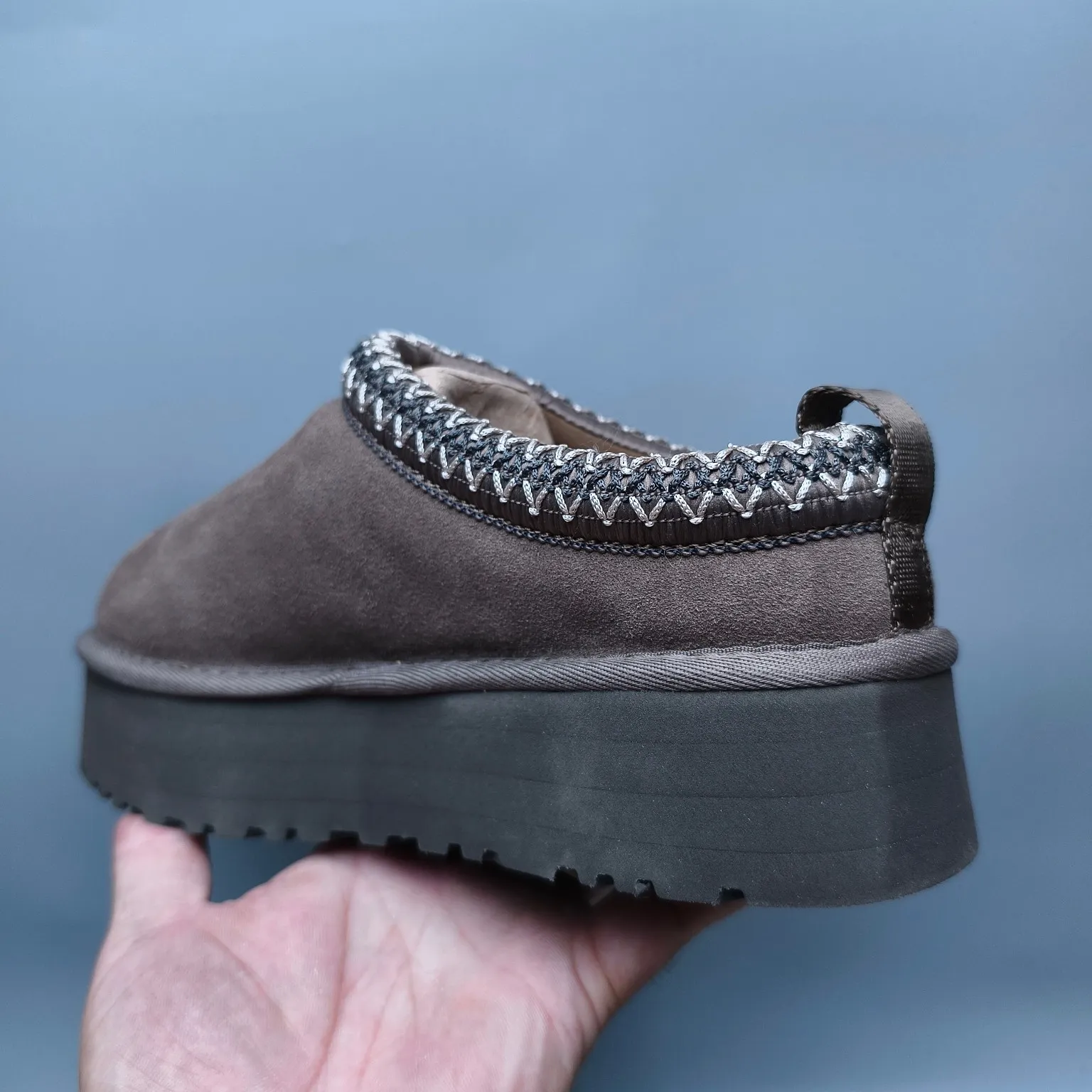 💰440 UGG sheepskin all-in-one snow boots 2553 co-branded national trend style thick-soled one-leg women’s snow boots🐾~ 🍭 A co-branded trendy item launched with well-known designer brands Feng Chen Wang and TELFAR. Zhou Dongyu & Wang Jiaer’s same style Fang Kete boots. The slip-on design makes it easy to put on and take off, and can be used indoors or outdoors. The exotic edging design is eye-catching, and it is definitely worth buying~ 🍭Material: cowhide➕sheep fur Outsole: rubber (light wing technology) 🍭Color: black, maroon, sand, dark green, light gray, chocolate, beige, walnut, brown, dark gray, red 🍭Number of codes: 35-42
